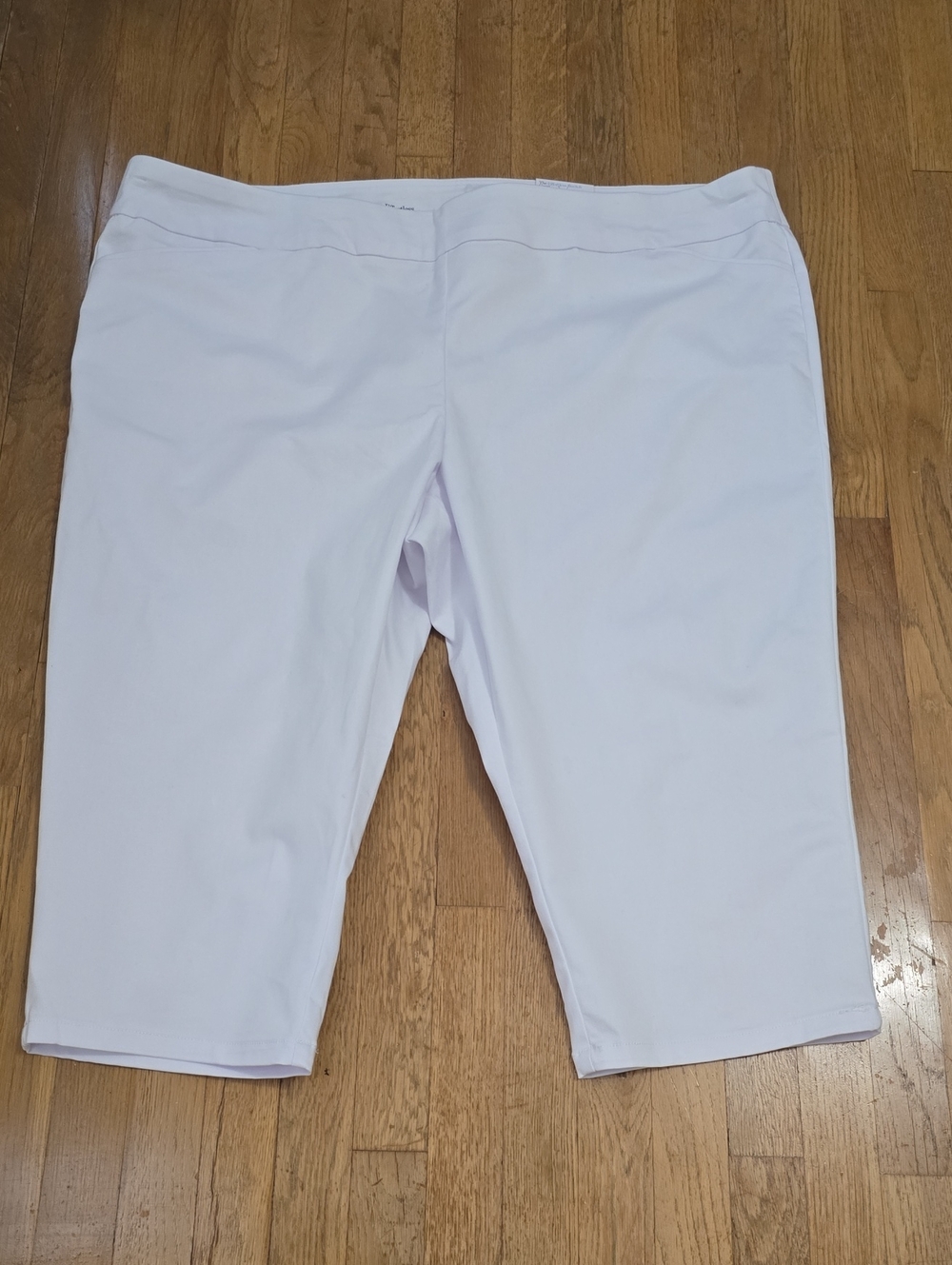 CROFT AND BARROW BRAND WOMENS PLUS SIZE WHITE CAPRI PANTS SIZE 28W
